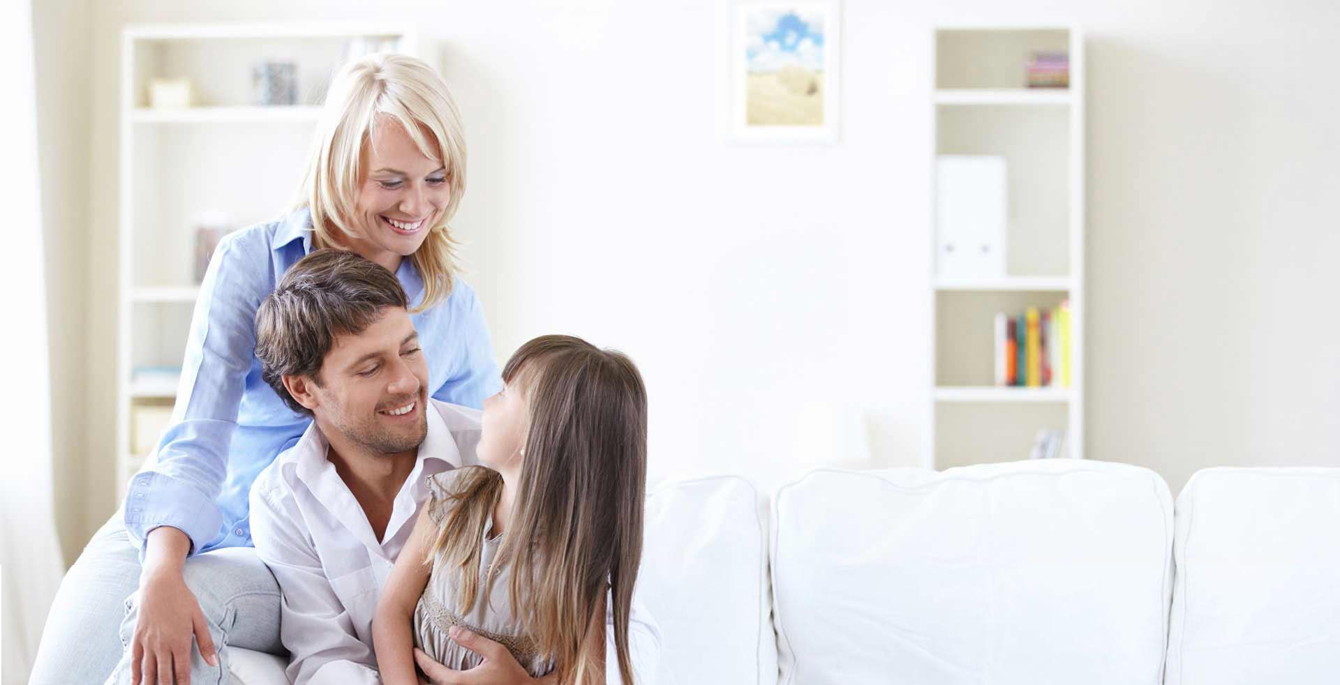 Familia, padre, madre e hija en armonía