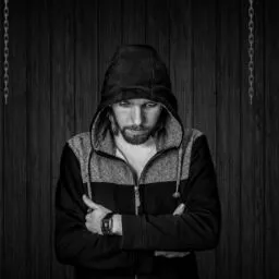 Persona preocupada por algún motivo