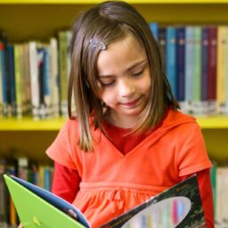 niña leyendo un libro