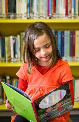 niña leyendo un libro