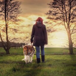 Mujer paseando con un perro