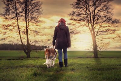 Mujer paseando con un perro