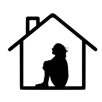 mujer sentada encerrada en una casa