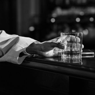 Persona agarrando un vaso