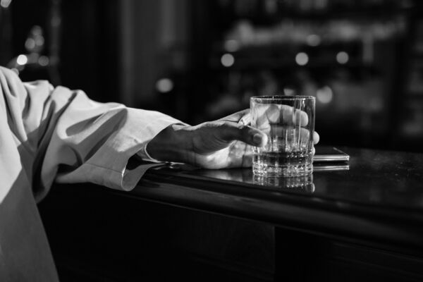 Persona agarrando un vaso