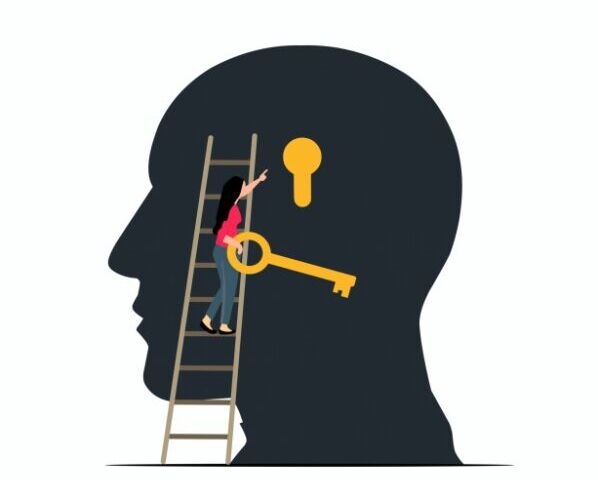 FIGURA EN NEGRO DE CABEZA DE SER HUMANO CON MUJER EN ESCALERA CON UNA LLAVE EN LA MANO PARA ABERIR LA CERRADURA QUE HAY EN LA CABEZA