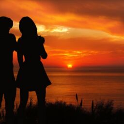 silueta pareja hablando entre sí con actitud cercana en atardecer con el mar