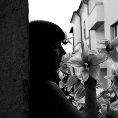 Chica y flores