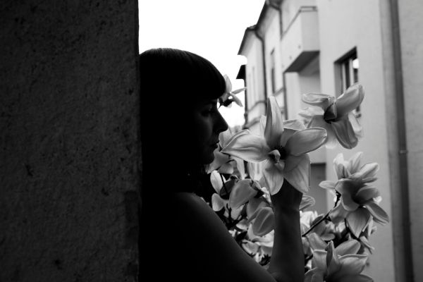 Chica y flores