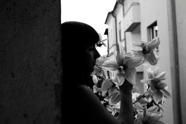 Chica y flores